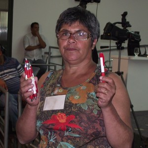 professora vendendo caneta na camara